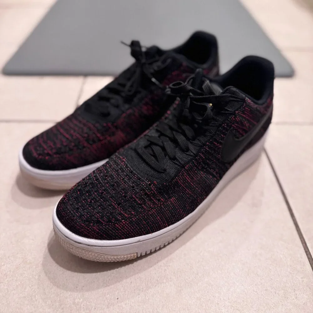 Nike Men's Black and Red Knit Sneakers